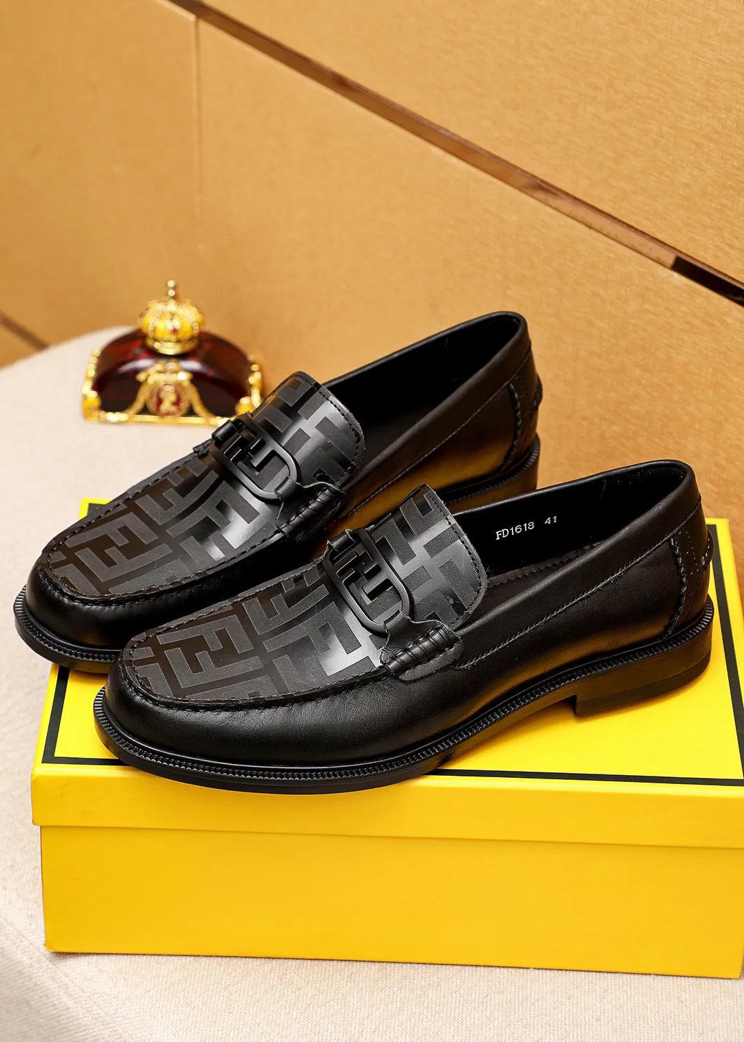 Men's shoes 💰460 💐 Product trademark: FENDI [Fendi] casual leather shoes Regular size: 38-44 (45🉑️customized) Product materials: Selected imported first-layer open-edge beaded cowhide leather upper + luxury hardware buckle, imported cowhide lining. Strong three-dimensional visual effect, rubber outsole Color: 1⃣️color optional